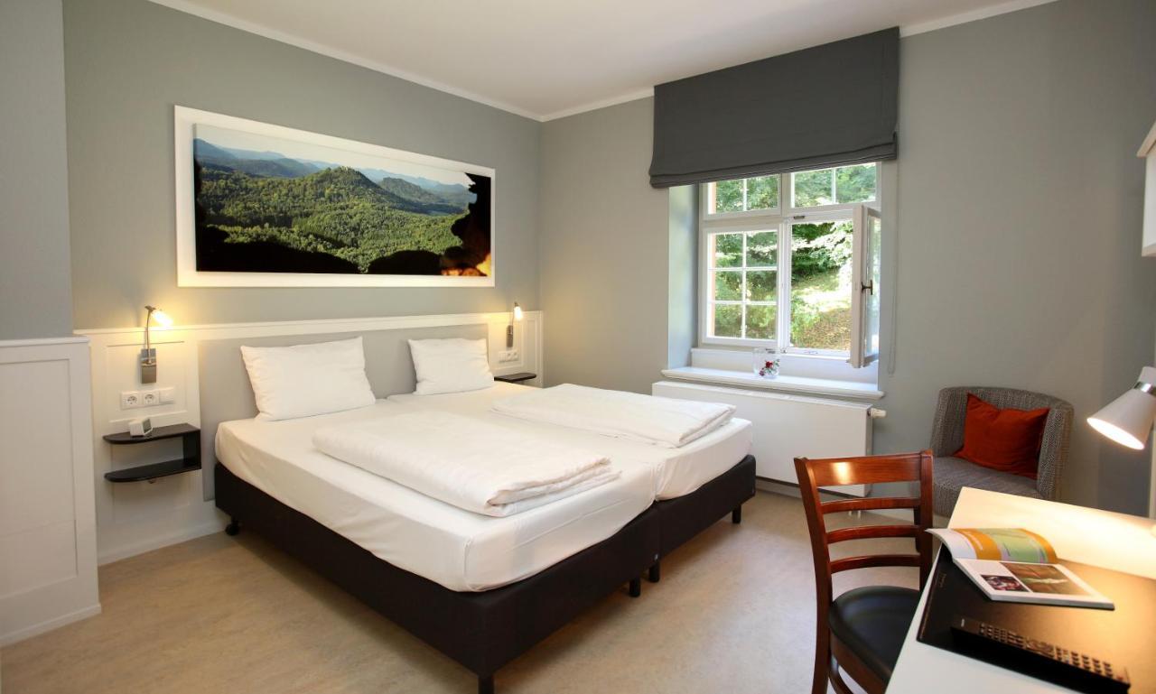 Jugendstilhotel Trifels アンヴァイラー・アム・トリフェルス エクステリア 写真